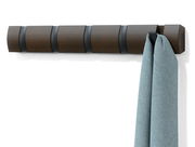 Wandgarderobe aus Holz mit mehreren Haken, an der ein blauer Stoff hängt, seitliche Perspektive