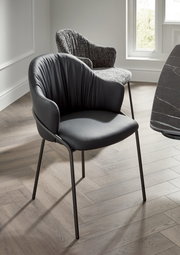 Moderner Armlehnstuhl aus schwarzem Leder mit Metallbeinen, seitliche Perspektive