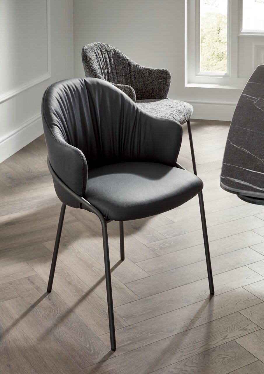 Moderner Armlehnstuhl aus schwarzem Leder mit Metallbeinen, seitliche Perspektive