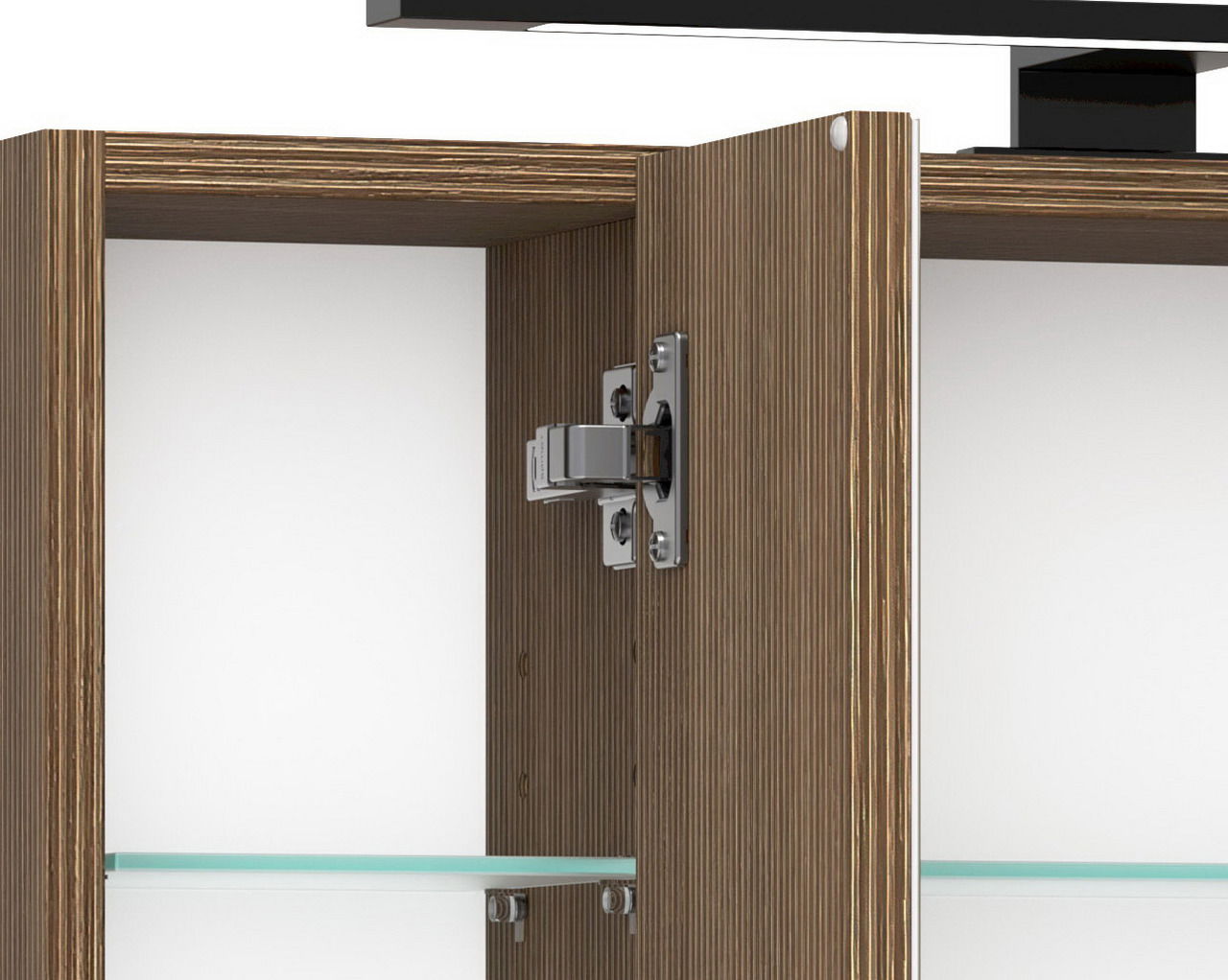 Nahaufnahme eines geöffneten Spiegelschranks mit Holzkorpus und Glaseinlegeböden, seitliche Perspektive