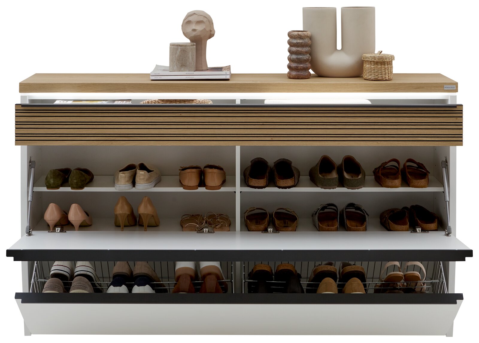 Moderner Schuhschrank in Weiß mit Holzplatte und Lamellenfront, Klappe geöffnet mit mehreren Schuhfächern und Drahtkörben, Frontansicht leicht von oben