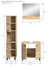 Badkombination aus Holz in Eichenoptik, bestehend aus einem hohen Schrank mit mehreren Fächern und einem Waschbeckenunterschrank, beide mit schwarzen Griffen und Füßen. Perspektive: Frontalansicht.