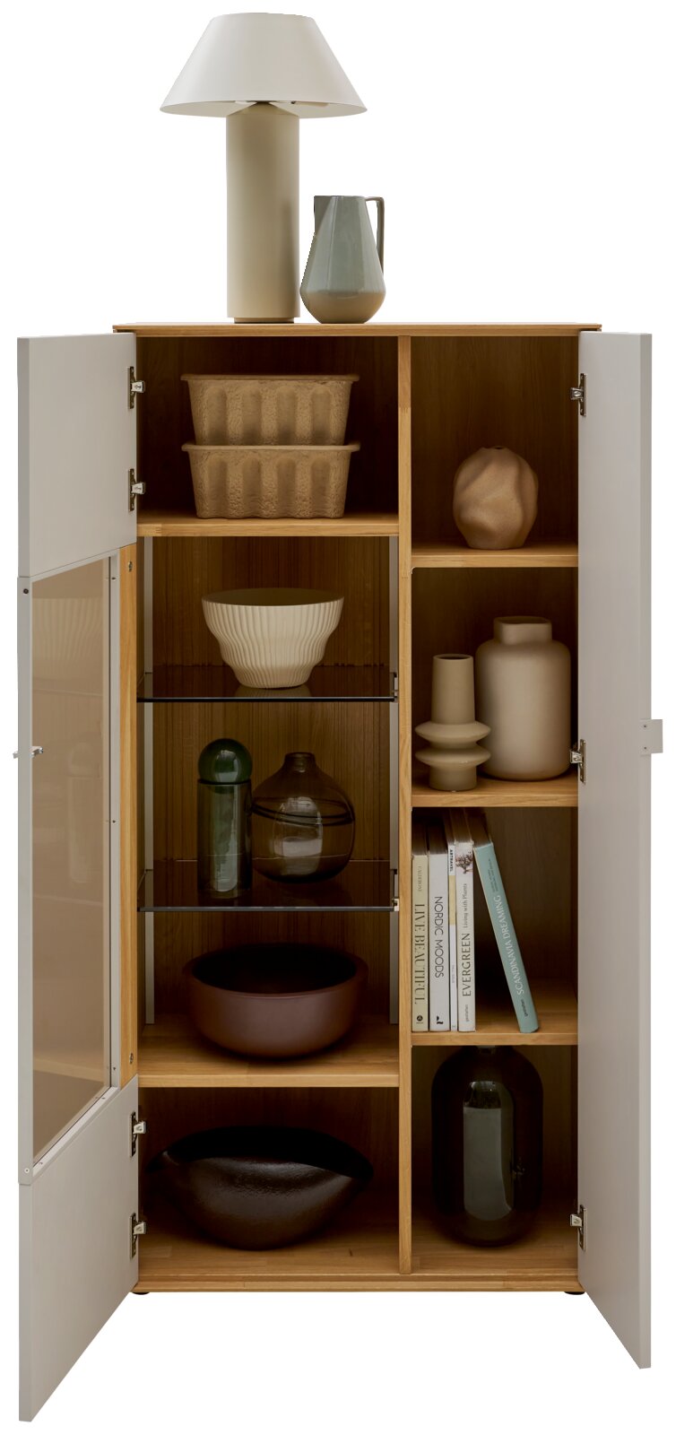 Dieter Knoll Highboard MALEA Frontansicht eines offenen, hohen Wohnzimmerschranks aus hellem Holz mit weißen Türen und Glaseinsatz, gefüllt mit Schalen, Vasen und Büchern; oben stehen eine Tischlampe und ein Krug