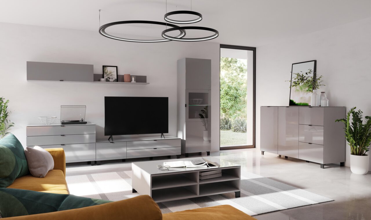 Hom´in Vitrine POOLE Modernes Wohnzimmer mit grauem TV-Lowboard, Couchtisch und Hängeschrank in einer hellen, minimalistischen Einrichtung. Perspektive von der Seite.