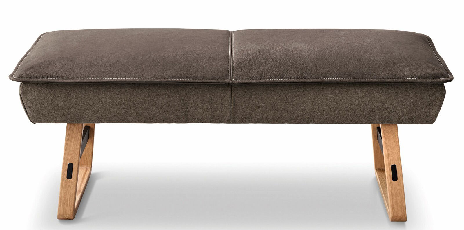 Frontale Ansicht einer modernen Hockerbank mit braunem Polster und Holzbeinen.