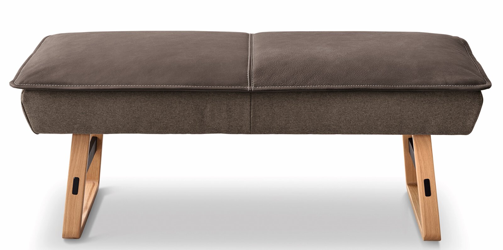Frontale Ansicht einer modernen Hockerbank mit braunem Polster und Holzbeinen.
