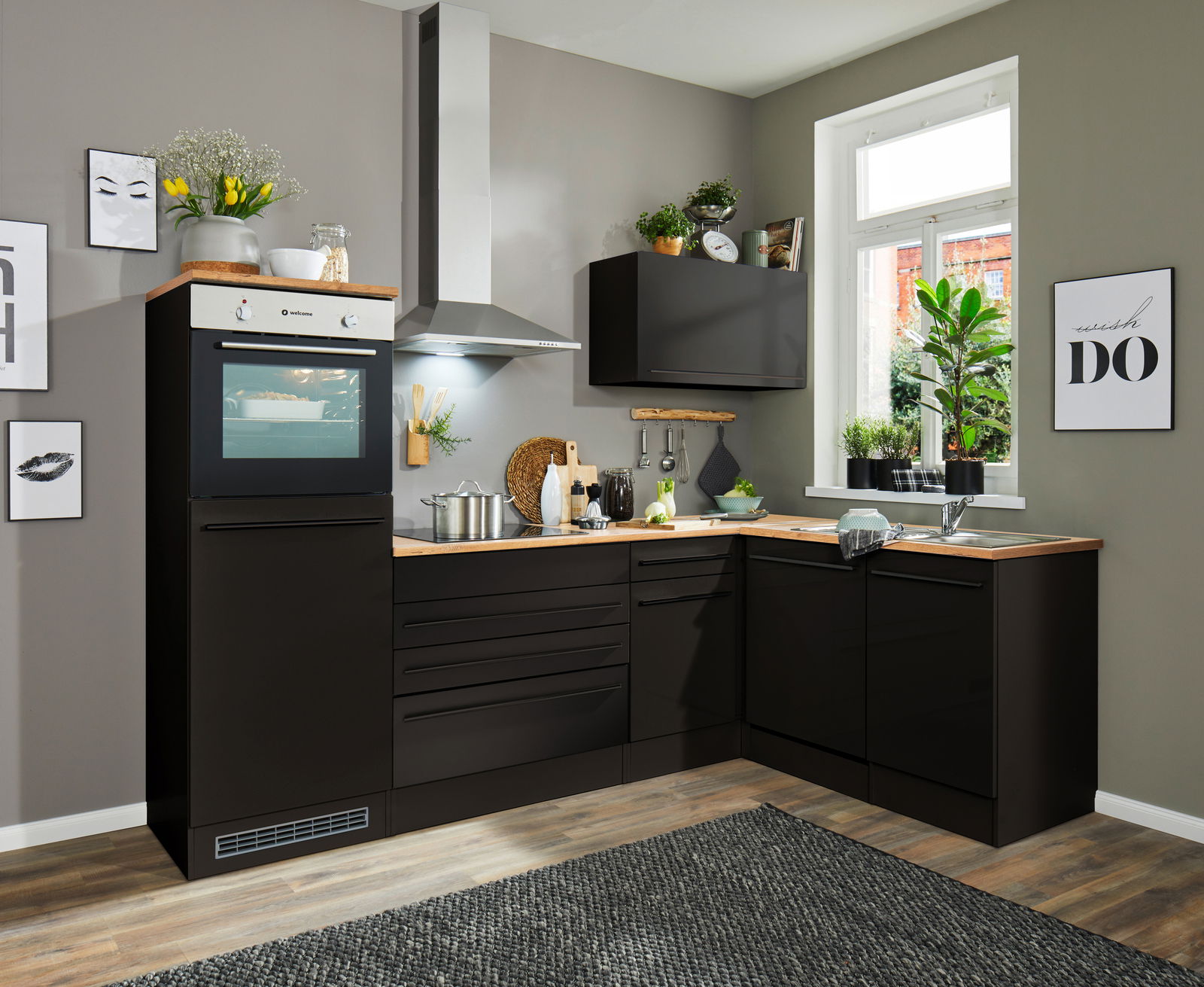 Moderne Küche mit Eckunterschrank in dunklem Design, fotografiert aus einer leicht erhöhten Perspektive, die den gesamten Raum zeigt.