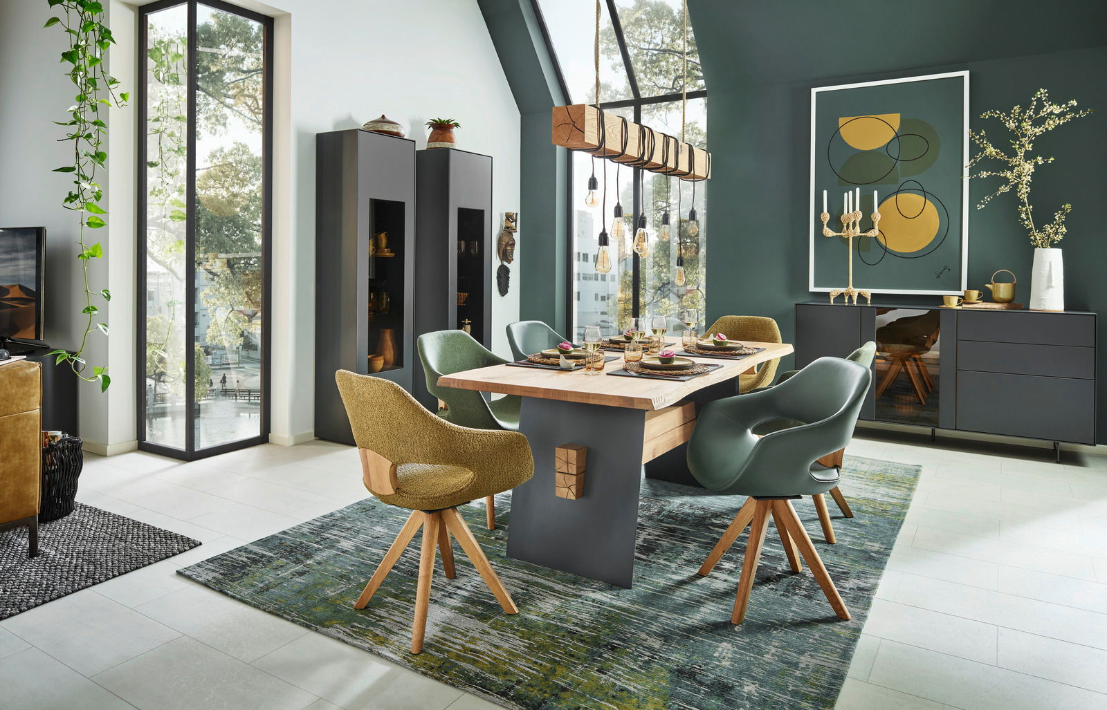 Moderne Balkenleuchte aus Holz mit hängenden Glühbirnen über einem Esstisch in einem stilvoll eingerichteten Esszimmer, seitliche Perspektive.