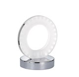 Moderne Tischleuchte OLE in Ringform mit chromfarbenem Sockel, seitliche Perspektive