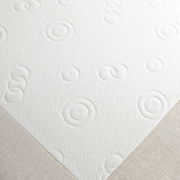 Nahaufnahme eines Funktionssofas mit strukturiertem, kreisförmigem Muster auf der Oberfläche, aus der Vogelperspektive.