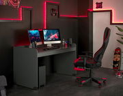 Moderner Schreibtisch in einem Gaming-Setup mit zwei Monitoren, umgeben von roten LED-Lichtern, seitliche Perspektive.