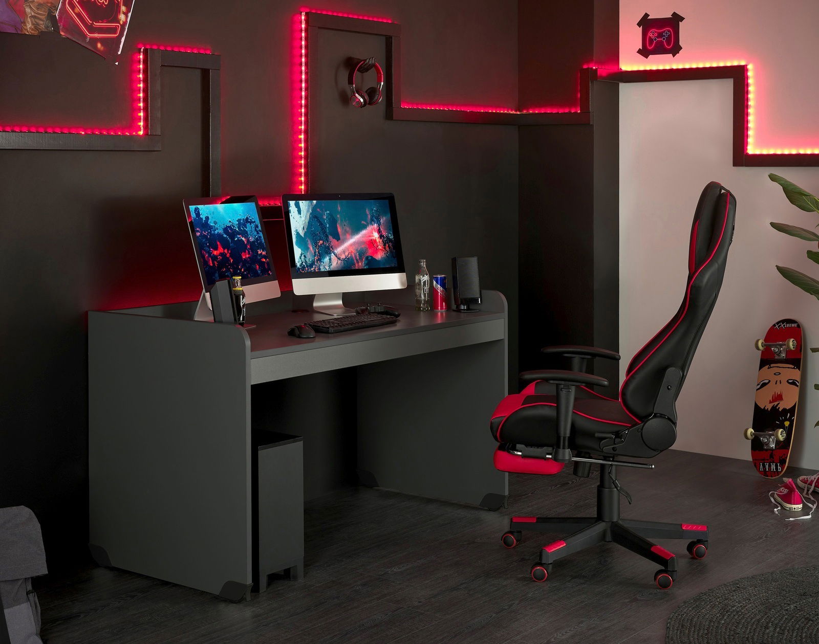 Moderner Schreibtisch in einem Gaming-Setup mit zwei Monitoren, umgeben von roten LED-Lichtern, seitliche Perspektive.