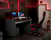 Modern bureau in een gamingopstelling met twee beeldschermen, omgeven door rode ledlampjes, zijaanzicht.