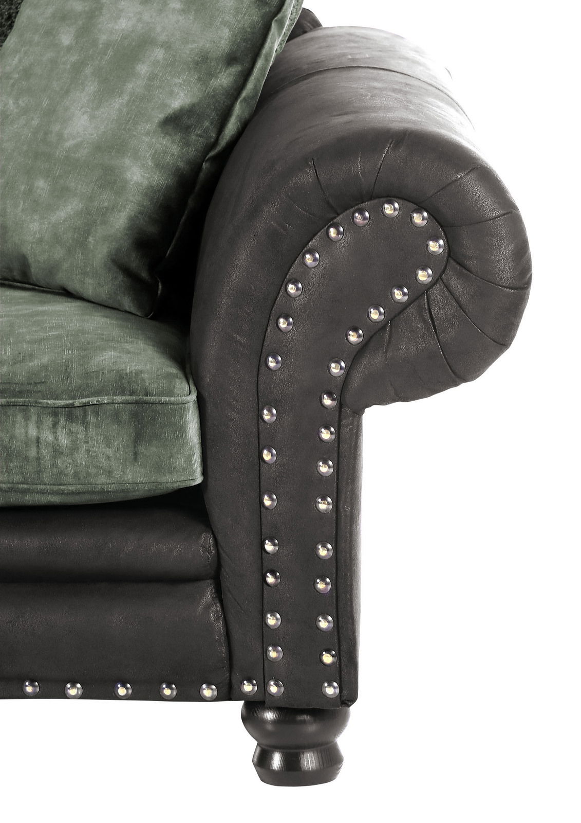 Nahaufnahme eines Megasofas mit runder Armlehne, schwarzem Lederbezug und grünen Kissen, seitliche Perspektive.