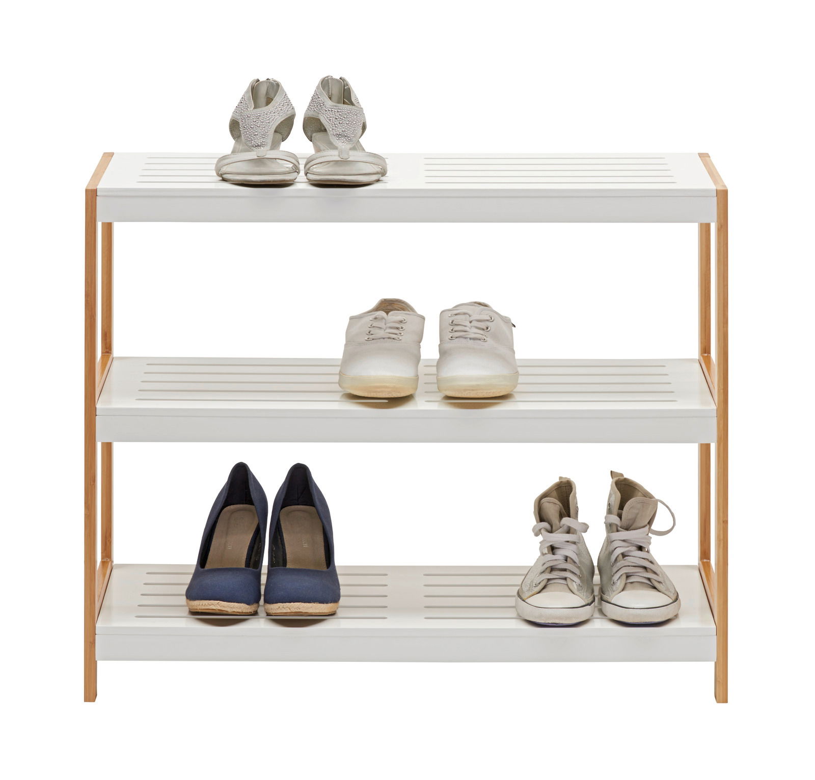 Schuhregal mit drei Ebenen, frontal fotografiert, mit verschiedenen Schuhen darauf.