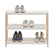 Schuhregal mit drei Ebenen, frontal fotografiert, mit verschiedenen Schuhen darauf.