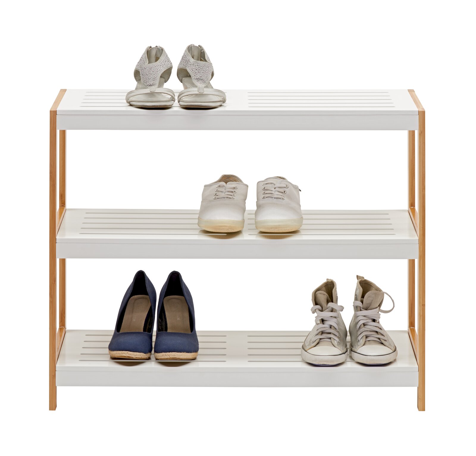 Schuhregal mit drei Ebenen, frontal fotografiert, mit verschiedenen Schuhen darauf.