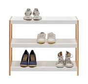 Schuhregal mit drei Ebenen, frontal fotografiert, mit verschiedenen Schuhen darauf.