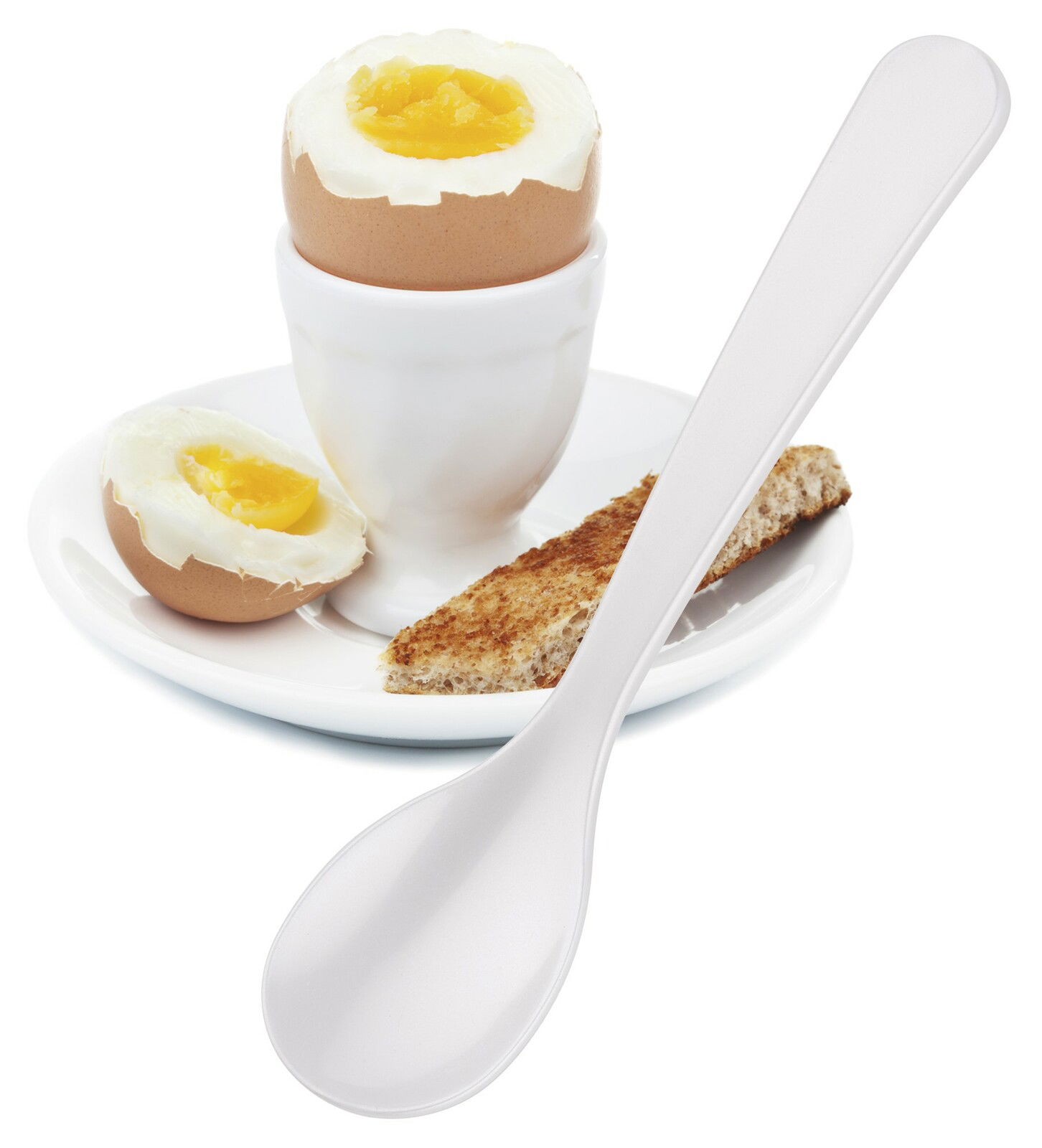 Ein weißer Eierlöffel liegt auf einem Teller mit einem weichgekochten Ei im Eierbecher, einer halben Eierschale und einem Stück Toast. Perspektive von oben.