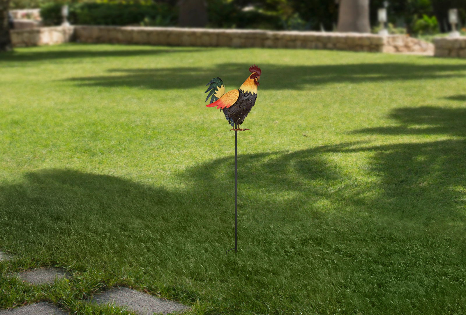 Ambia Garden Solarleuchte Solarleuchte in Form eines Hahns auf einer Wiese, seitliche Perspektive