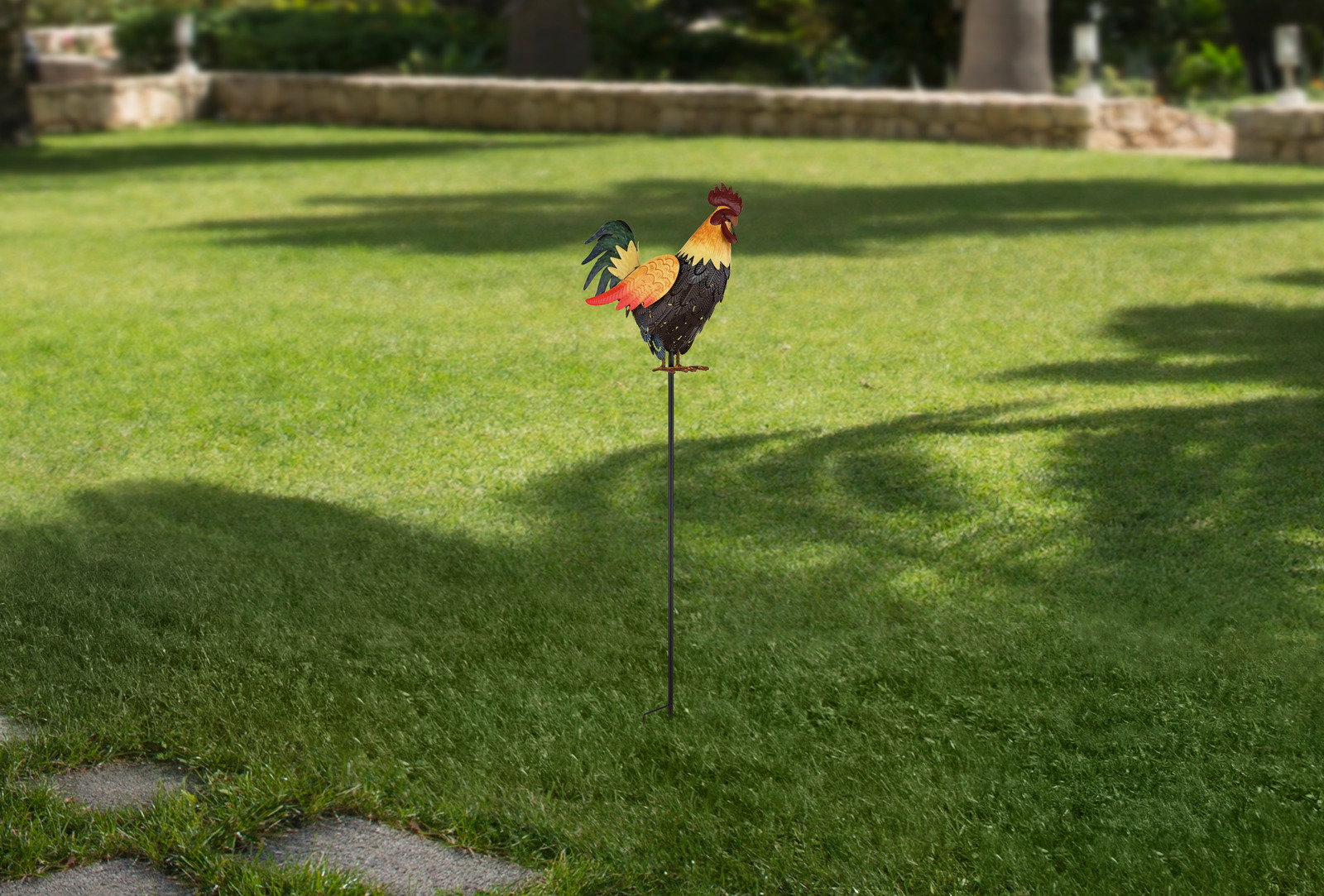 Ambia Garden Solarleuchte Solarleuchte in Form eines Hahns auf einer Wiese, seitliche Perspektive