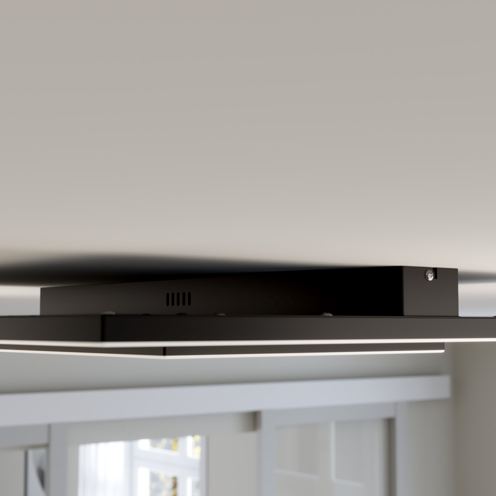 Moderne schwarze LED-Deckenleuchte mit rechteckigem Rahmen und integriertem Treibergehäuse, Nahaufnahme von unten in leichter Seitenansicht