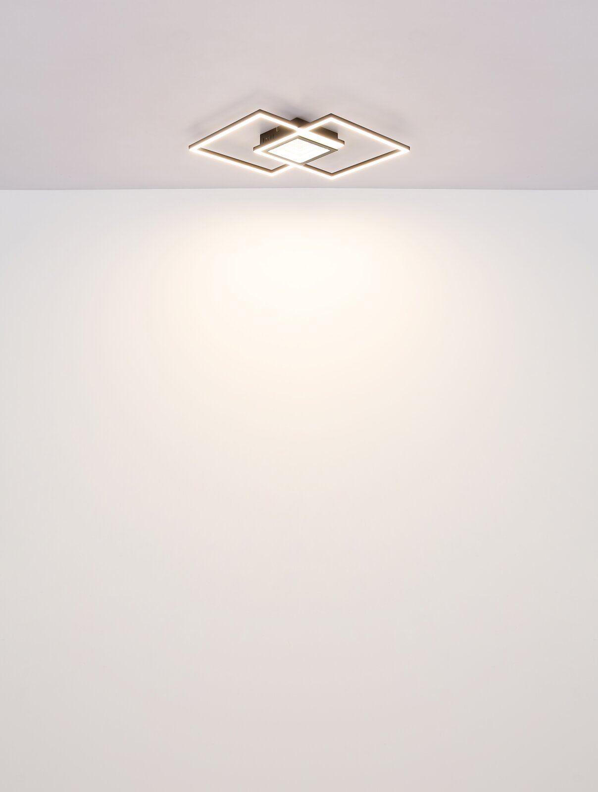 Moderne Deckenleuchte mit geometrischem Design, von unten betrachtet.