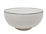 Weiße Müslischale mit schwarzem Rand, seitliche Perspektive