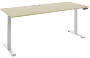 Moderner höhenverstellbarer E-Schreibtisch mit heller Holzoberfläche und weißen Metallbeinen, seitliche Perspektive