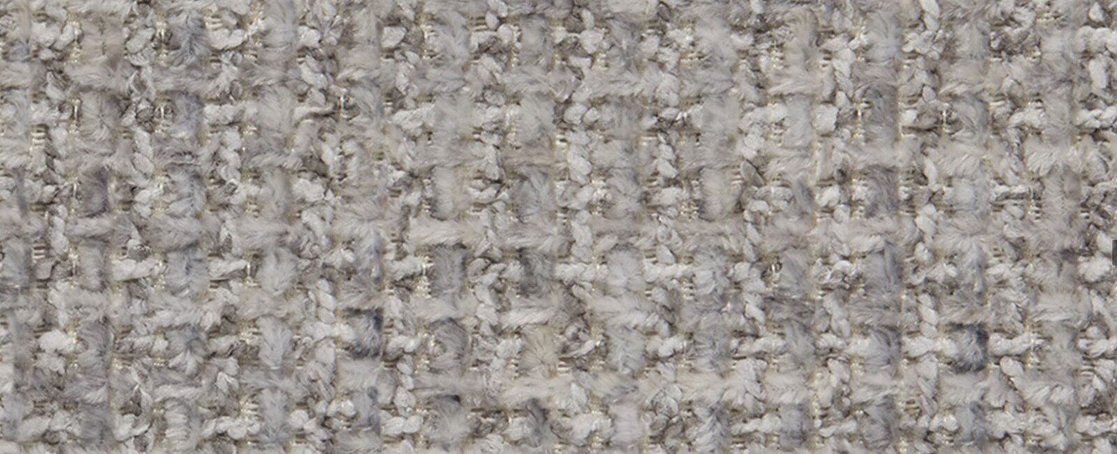 Nahaufnahme von grob gewebtem Polsterstoff in Hellgrau/Beige mit strukturierter Bouclé-Optik und dezentem Glanz, frontale Draufsicht