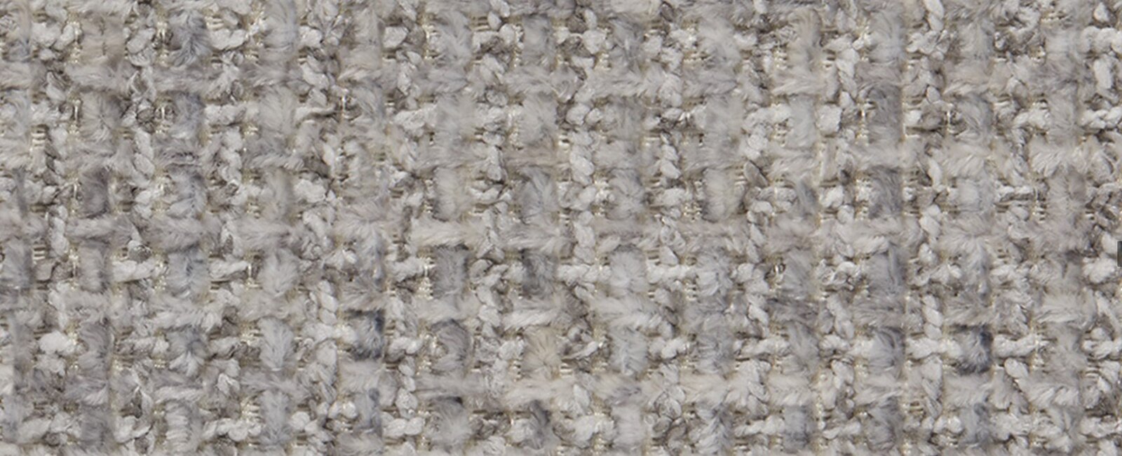 Nahaufnahme von grob gewebtem Polsterstoff in Hellgrau/Beige mit strukturierter Bouclé-Optik und dezentem Glanz, frontale Draufsicht