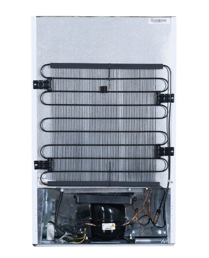 Rückseite eines Kühlschranks mit sichtbarem Kondensatorgitter und Kompressor im unteren Bereich, frontal von hinten fotografiert.