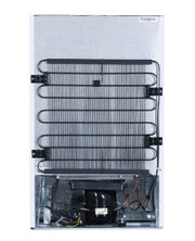Rückseite eines Kühlschranks mit sichtbarem Kondensatorgitter und Kompressor im unteren Bereich, frontal von hinten fotografiert.