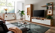 Moderne Wohnzimmerkombination mit Holz- und Weißakzenten, bestehend aus Sideboard, Vitrine und TV-Board, seitliche Perspektive.