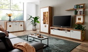 Moderne woonkamerinrichting met houten en witte accenten, bestaande uit een dressoir, een vitrinekast en een tv-meubel, gezien vanaf de zijkant.