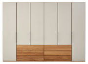 Frontale Ansicht eines modernen Gleittürenschranks mit Holz- und weißen Elementen, ausgestattet mit mehreren Schubladen.