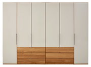 Frontale Ansicht eines modernen Gleittürenschranks mit Holz- und weißen Elementen, ausgestattet mit mehreren Schubladen.