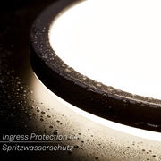 Nahaufnahme einer LED-Deckenleuchte mit Bewegungssensor, spritzwassergeschützt, Perspektive von unten