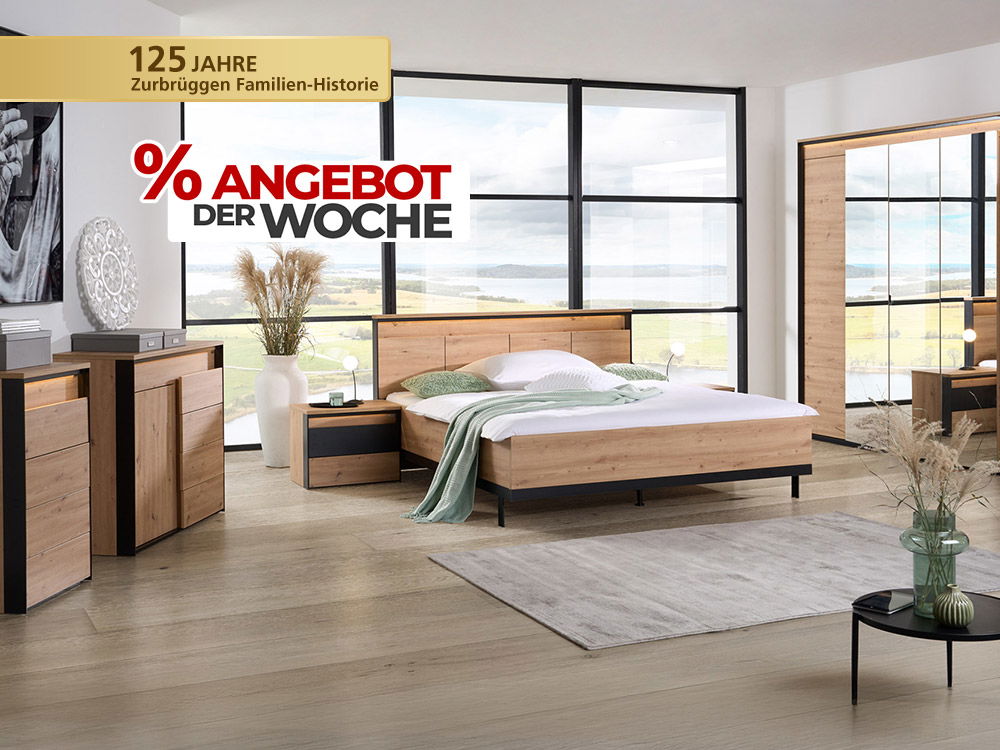 Modernes Schlafzimmer mit Möbeln in Holz-Schwarz-Optik, großem Bett und Panoramafront, gekennzeichnet als „Angebot der Woche“