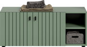 Grünes Sideboard mit Lamellenfront und zwei Griffen, rechts offene Regalfächer mit Stoffbox und gefalteten Textilien, oben Decke und Fransenschal; Frontalansicht.