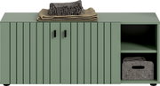 Grünes Sideboard mit Lamellenfront und zwei Griffen, rechts offene Regalfächer mit Stoffbox und gefalteten Textilien, oben Decke und Fransenschal; Frontalansicht.