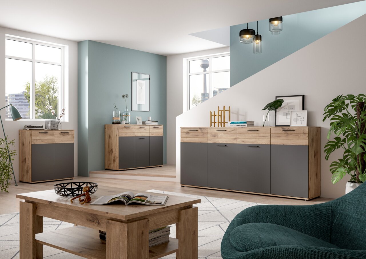 MID.YOU Kommode MASON Moderne Kommode in einem stilvollen Wohnzimmer, aus Holz mit grauen Türen, seitliche Perspektive.