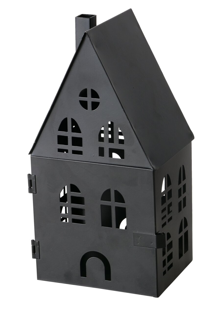 Schwarzes Metall-Windlicht in Hausform mit ausgeschnittenen Fenstern und Schornstein, schräg von vorne links fotografiert