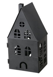 Schwarzes Metall-Windlicht in Hausform mit ausgeschnittenen Fenstern und Schornstein, schräg von vorne links fotografiert