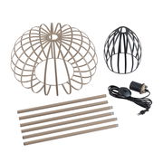 Einzelteile einer Stehleuchte aus der Vogelperspektive, darunter zwei Lampenschirme aus Metall, mehrere Stangen, ein Kabel mit Schalter und eine Fassung.