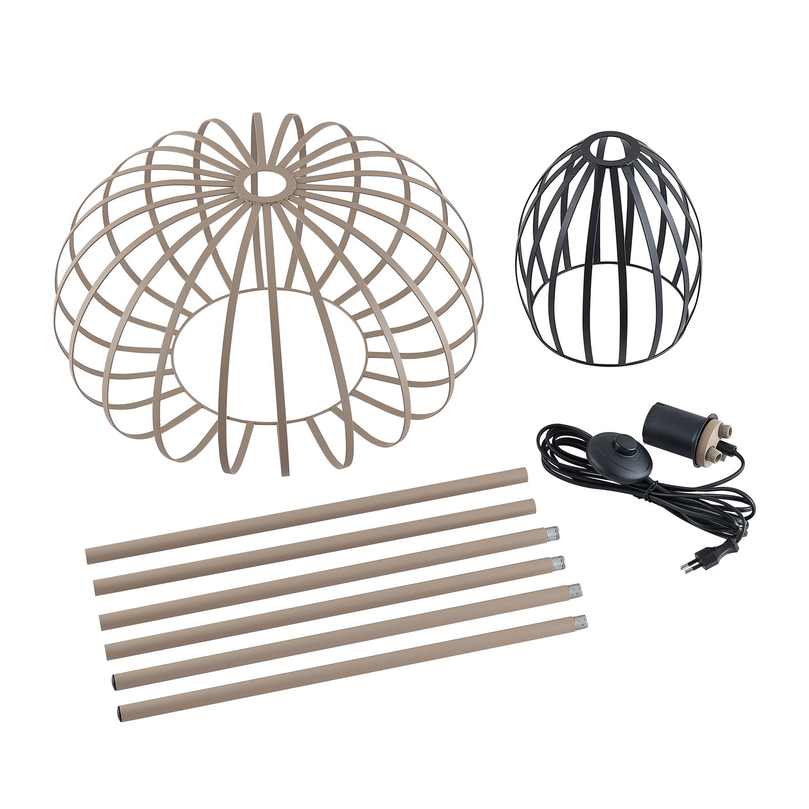 Einzelteile einer Stehleuchte aus der Vogelperspektive, darunter zwei Lampenschirme aus Metall, mehrere Stangen, ein Kabel mit Schalter und eine Fassung.