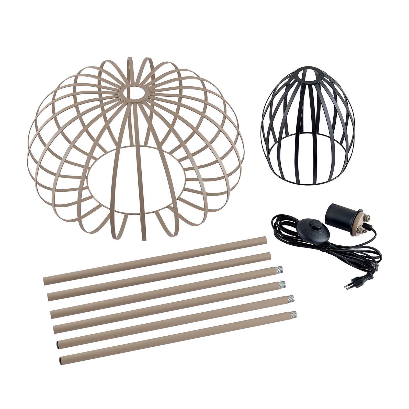 Onderdelen van een staande lamp vanuit vogelperspectief, waaronder twee metalen lampenkappen, verschillende stangen, een kabel met schakelaar en een fitting.