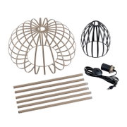 Onderdelen van een staande lamp vanuit vogelperspectief, waaronder twee metalen lampenkappen, verschillende stangen, een kabel met schakelaar en een fitting.