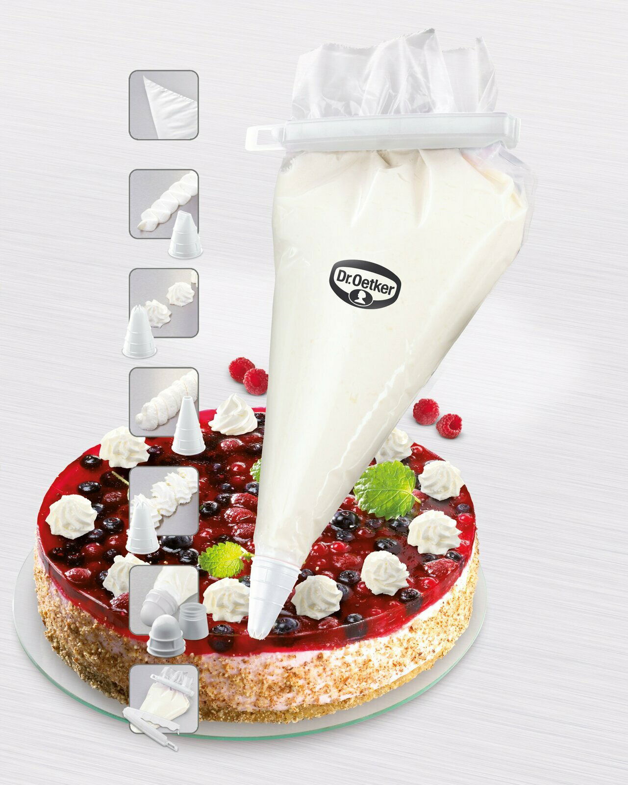 Einweg-Spritzbeutel mit Sahnefüllung, dekoriert eine Beeren-Torte von oben.