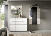 Modernes weißes Garderoben-Set im Flur mit Sideboard und Wandgarderobe samt Spiegel, schwarze Akzente und Haken; Perspektive: frontale Ansicht auf Augenhöhe